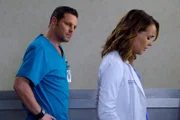Jo (Camilla Luddington, r.) will vor Alex (Justin Chambers, l.) Details loswerden, die sie schon lange belasten, während im Krankenhaus Verletzte eines Gebäudeeinsturzes eingeliefert werden ...
