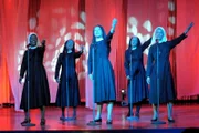 Die Nonnen Hanna (Janina Hartwig, mi.), Lela, Felicitas, Agnes und Maria geben bei der Kaltenthaler Wohltätigkeitsgala einen Beatles-Song zum Besten.