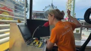 Lena bedient als Rekommandeurin das Fahrgeschäft Jumper.