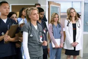 "Scrubs - Die Anfänger", "Meine Sesamstraße." Um sich ein genaues Bild über ihre berufliche Eignung zu machen, nehmen J.D., Elliot und Dr. Cox für einen Tag je einen Assistenzarzt bei der Hand. Elliot entscheidet sich für die übereifrige Katie, der - um Karriere zu machen - jedes Mittel recht zu sein scheint. J.D.  versucht der distanzierten Denise zu zeigen, wie wichtig ein gewisses Maß an Einfühlungsvermögen im Umgang mit Patienten ist, während sich Cox mit dem begabten, aber faulen Ed herumärgern muss.Im Bild (v.li.): Eliza Coupe (Dr. Denise Mahoney), Betsy Beutler (Katie), Sarah Chalke (Elliot Reid).