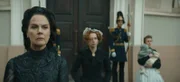 Sisi (Dominique Devenport) und Kaiser Franz (Jannik Schümann) betrauern den Tod ihrer Tochter. Erzherzogin Sophie (Désirée Nosbusch, l.) und Gräfin Esterhazy (Tanja Schleiff, 2.v.l.) teilen den Schmerz des Kaiserpaars.