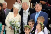 Die Hochzeitsgesellschaft wird fotografiert. Bürgermeister Wöller ist gegen die Hochzeit (v.li.: Johanna Bittenbinder, Wolfgang Müller, Fritz Wepper).
