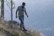 Gerold Leitner sucht Holz im Wald, Prägraten, Tirol, Österreich am 03. Oktober