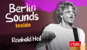 Reinhold Heil wurde mit Spliff, der Nina Hagen Band und einem Teller Carbonara zur Schlüsselfigur der deutschen Rockgeschichte. Später produzierte er Nenas Hits, komponierte Soundtracks für Tom Tykwer – und ging nach Hollywood. In Folge 4 spricht Anja Caspary mit Reinhold Heil über Berliner Studioluft in den 80er Jahren, Filmmusik, warum er erst mit über 60 sein erstes Soloalbum veröffentlicht hat – und einen Laden namens Elektroheil. - Reinhold Heil
