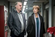 "SOKO Leipzig - Aus der Hölle": SOKO-Chef Hajo Trautzschke (Andreas Schmidt-Schaller) und Vera Doering (Erika Skrotzki) sprechen miteinander auf dem Flur der Kripo.