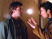 Detective Woodrow Hoyt (Jerry O'Connell, r.) hat große Probleme mit seinem Bruder Calvin (Charlie O'Connell), der ein labiler Spieler und keiner Droge abgeneigt ist.