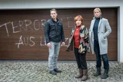 "SOKO Leipzig - Aus der Hölle": Jan Maybach (Marco Girnth), Nora Pettker (Brigitte Böttrich) und Ina Zimmermann (Melanie Marschke) stehen vor einem beschmierten Garagentor.