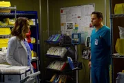 Alex (Justin Chambers, r.) glaubt, dass er schon bald ins Gefängnis muss, also trifft er noch eine große Entscheidung für die Zukunft, bevor es so weit ist. Doch wird Jo (Camilla Luddington, l.) etwas damit zu tun haben?