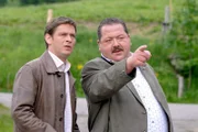 Stinksauer zeigt Korbinian Hofer (Joseph Hannesschläger, r.) seinem Kollegen Christian Lind (Tom Mikulla), was sich auf dem Hof des Paulus abspielt.
