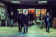 Konkurrenten und Feinde: Saro Levante, Valerio, Enzo und die Capaccio-Brüder (v.li.: Antonio Gargiulo, Loris de Luna, Arturo Muselli, Carlo Caracciolo, Andrea di Maria)
