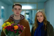 Leon (Yuri Völsch) besucht in der Klinik die verletzte Jule, die zusammen mit ihm in einer Pflegefamilie lebt. Linett Wachow (Stefanie Stappenbeck) hält den jungen verliebten Mann für tatverdächtig.