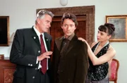 "Schlosshotel Orth", "Um jeden Preis." Die berühmte Schauspielerin Ruth Lanzinger gerät in Schwierigkeiten. Aus einem abendlich-angeregten Gespräch mit einem leidenschaftlichen Fan wird eine gemeinsame Nacht. Als Ruth am nächsten Morgen die Affäre für beendet erklärt, dreht er durch und nimmt Pepi als Geisel. Wenzel und Schimek versuchen alles, um die Situation in den Griff zu bekommen. Jacob, der Halbbruder von Wenzels verstorbener Frau, kommt gemeinsam mit seiner Freundin Claudia nach Gmunden. Er will eine alte Villa kaufen und rechnet mit seinen Anteilen am Schlosshotel als Sicherheit für einen Kredit. Im Bild (v.li.): Klaus Wildbolz (Wenzel Hofer), Ulrich Reinthaller (Jacob Kestner), Sandra Cervik (Claudia Lendroth).
