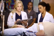 Grey's Anatomy Nicht anfassen! Staffel 13, Episode 10 Ärztinnen bei der Arbeit: Jessica Capshaw als Dr. Arizona Robbins (l.), Kelly McCreary als Dr. Maggie Pierce (r.)