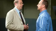 Edwin Adelson (Stephen Tobolowsky, l.) muss Detective Elliot Stabler (Christopher Meloni) Rede und Antwort stehen. Er wird verdächtigt, ein zehnjähriges Mädchen missbraucht zu haben.
