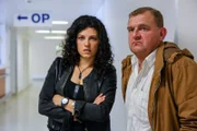 Claudia Kottal (Leila Mikulov), Martin Zauner (Wilmer Eberts).