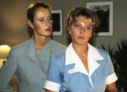 In einem Pflegeheim ist ein Patient grausam ermordet worden. Staatsanwältin Glaser (Britta Schmeling, li.) versucht über Helma Senger (Janette Rauch), die Leiterin des Hauses, etwas herauszubekommen.
