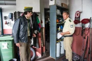 Hubert (Christian Tramitz, r.) und Staller (Helmfried von Lüttichau, l.) entdecken in der Tankstelle ein geheimes Lager mit geklauten Airbags und Navigationsgeräten.