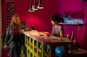 Karo (Nadja Uhl, l.) besucht ihre Tochter Silvia (Vanessa Loibl, r.) in der frisch eröffneten Bar.