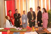 Lisa findet bei Friedrich Unterstützung für ihre Entscheidung, David und Richard gleichermaßen zu Geschäftsführern zu ernennen. V.l.n.r.: Hugo (Hubertus Regout), Sophie (Gabrielle Scharnitzky), Richard (Karim Köster), Lisa (Alexandra Neldel), Friedrich (Wilhelm Manske), David (Mathis Künzler), Mariella (Bianca Hein). (Dieses Foto von Alexandra Neldel darf nur in Zusammenhang mit der Berichterstattung über die Serie "Verliebt in Berlin" veröffentlicht und verbreitet werden.)