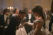 Kaiser Franz Josef (Jannik Schümann, l.) tanzt auf seinem Geburtstagsball den Cotillon mit Herzogin Helene (Pauline Rénevier, r.).