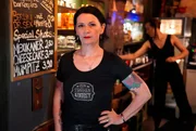 In diesem Film geht’s um Kneipen, Bars und Treffpunkte, die früher einfach da waren. Und heute ums Überleben kämpfen. Wir treffen Menschen, die ihre Kneipe retten. Erleben, was es heißt, wenn jede Rettung zu spät kommt. Sprechen mit denen, die uns an ungewöhnlichen Orten Hoffnung geben. Und zeigen die Energie, mit der Menschen soziale Orte retten, wo sie sich zugehörig fühlen. - Sandra Hollweck ist Besitzerin der beliebten Burlesque-Bar zum "Starken August" in Berlin.