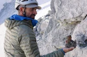 Sébastien Fragnères verbringt mehr als ein Drittel seiner Zeit in den Bergen und sucht an den Hängen des Mont Blanc nach den wertvollen Kristallen, die er dann über soziale Netzwerke verkauft.