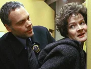 Goren (Vincent D'Onofrio) nimmt Margie (Enid Graham) vorübergehend fest. Sie steckt mit dem Bankräuber unter einer Decke.