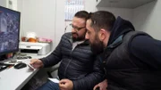 Hasan (li.) hat einen alten Bekannten, der immer wieder beim Klauen geschnappt wird, mit zwei Flaschen Jack Daniels auf frischer Tat ertappt. Beim Schichtwechsel mit Onur (re.) berichtet Hasan von diesem Fall. Onur schlägt die Hände überm Kopf zusammen. Er erkennt den Täter sofort: "Stammdieb" Waldemar.