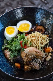 Tarik Roses asiatische Ramen-Suppe mit Grünkohl.