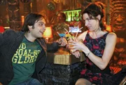 Bruno (Tim Sander, l.) und Nora (Julia Malik, r.) stoßen auf eine gute Zusammenarbeit an.