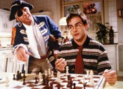 Schach verlangt bekanntlich eine klare Situationsanalyse, aber wie soll Bruno (Beat Marti, r.) sich nur konzentrieren, wenn er ständig von jemandem gestört wird. Besonderes Hans Meier (Walter Andreas Müller) geht ihm auf die Nerven.