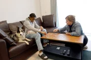 Charline Jakobi (re.) besucht die 15-jährige Chloé (li.), eines der von ihr betreuten Kinder.