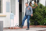 Mike (Harry Blank) übt mit dem Fußball.