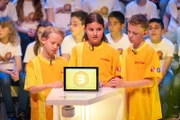Das gelbe Rateteam aus der Wiener Neustadt/Österreich rätselt über eine von Eltons spannenden Quizfragen.