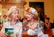 "Schlosshotel Orth", "Sieg der Liebe." Die Nachfolgerin für Doris, Frau Lena Dorndorf trifft ein. Ihre Hilfe ist sehr notwendig, denn auch Nico verlässt das Hotel. Er hat ein verlockendes Angebot aus Paris. Jerry der ehrgeizige Manager des jungen Pianisten Paul versucht diesen und seine Freundin Barbara auseinanderzubringen.Im Bild (v.li.): Gusti Wolf, Jane Tilden.