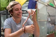 Checker Tobi mit einer ungiftigen Königsnatter in der Reptilienauffangstation München.