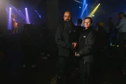 Bei der Arbeit an der Türe sind Jan (l.) und Rica (r.) Kollegen, kein Paar. Rica ist für den Einlass zuständig, Jan für die Sicherheit im Club.