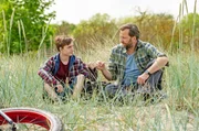 Seit dem Mord an seinem Vater findet Lasse Möller (Niklas Post, l.) Trost bei seinem Patenonkel Kai Hansen (Christian Erdmann, r.).