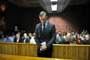 D3JFJ0 PRETORIA, SOUTH AFRICA: Oscar Pistorius appears for his bail hearing in the Pretoria Magistrate Court on February 20, 2013 in Pretoria, South Africa. Oscar Pistorius, who has been charged with the murder after he allegedly shot dead his girlfriend Reeva Steenkamp at his home in Silver Woods last Thursday, is appearing in court today for his bail hearing.