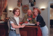 "Schlosshotel Orth", "Romeo und Julia am Traunsee." Doris hat eine Stelle als Geschäftsführerin im Hotel Traunstein angenommen. Sissy jobbt als Reiseführerin und trifft auf ihrer ersten Tour mit Georg Brandner, dem jungen Forstrat zusammen. Es kommt zum ersten Krach. Lisa und Walter haben sich einst im Streit getrennt. Nun treffen sie sich nach 18 Jahren wieder.Im Bild (v.li.): Dennis Grabosch (Tom Behringer), Hans Kraemmer (Josef Schimek), Eleonore Weisgerber (Lisa Behringer)