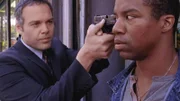 Goren (Vincent D'Onofrio, l.) stellt den gesuchten Jerome Davis (Rodney Hicks). Dieser steht unter dem Verdacht, zwei Undercover-Agenten getötet zu haben.