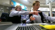 S2E27: Alessia wird an der Kasse von Tanja eingearbeitet und schlägt sich trotz Hektik überraschend gut.
