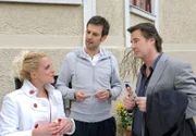ARD STURM DER LIEBE FOLGE 1324, am Montag (20.06.11) um 15:10 Uhr im ERSTEN. Nils (Florian Stadler, M.) ist perplex, als Tanja (Judith Hildebrandt, l.) dem Detektiv Krassow (Waldemar Wichlinski, r.) erzählt, dass sie Sibylle kennt.