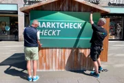 Marken-Profi Benedict Rehbein analysiert für den Film das Markenimage von MediaMarktSaturn