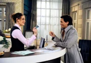 ARD ROTE ROSEN FOLGE 1486, am Freitag um 14:10 Uhr im ERSTEN. Naomi (Barbara Lanz, l.) lässt sich die Flirtereien von Lorenzo (Coco Wallraff, r.) immer mehr gefallen.
