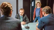Bei der Berfragung von Jens Wegner (Jens Münchow, 2.v.l.) finden Lars Englen (Ingo Naujoks, l.), Tomke Jennsen (Anjorka Strechel, 2.v.r.) und Finn Kieseewetter (Sven Martinek, r.) heraus, dass dieser von seinem Mitarbeiter erpresst wurde.