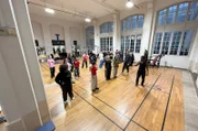 Hip-Hop-Masterclass in der Sporthalle des Lycée Turgot mit Candyman (re.), der selbst an diesem Gymnasium gelernt hat und die Anforderungen an professionelle Hip-Hop-Tänzer kennt