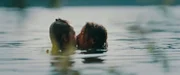 Ella (Cécile Enthoven) und Felix (Junes Callaert) küssen sich.