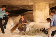 Jerusalem, Israel - Crew Filming - Shimon Gibson (Main Contributor) und Yonit Crystal - Shimon diskutiert mit Yonit über die Dornenkrone, wie sie hergestellt wurde und womit.