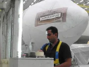 Das Flugzeug wird für eine Lackierung abgedeckt - Bis zu 1.600 Liter werden manuell versprüht, um den Lack zu entfernen.
